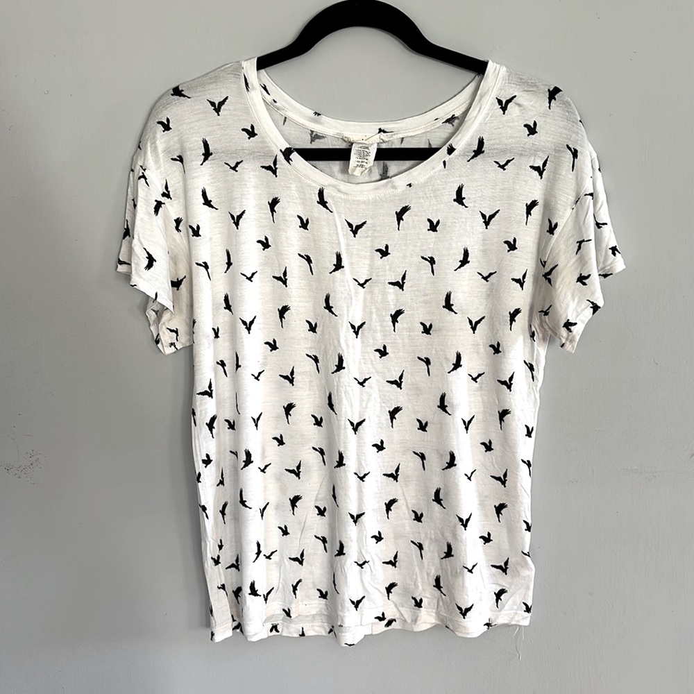 🔥 2/$8, 3/$10, 4/$12 🔥 White T-shirt with a bird print